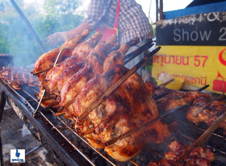 ข้าวเหนียว ไก่ย่าง อาหารธรรมดาที่แสนอร่อยจากข้างถนนติวานนท์