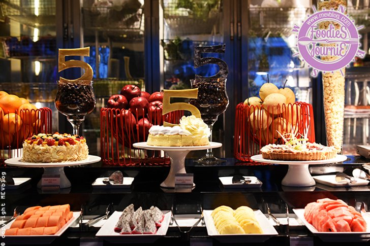 ตื่นตากับบุฟเฟต์ห้าสัญชาติที่ห้องอาหาร "Flavors" ฉลอง 5 ปี Renaissance Hotel