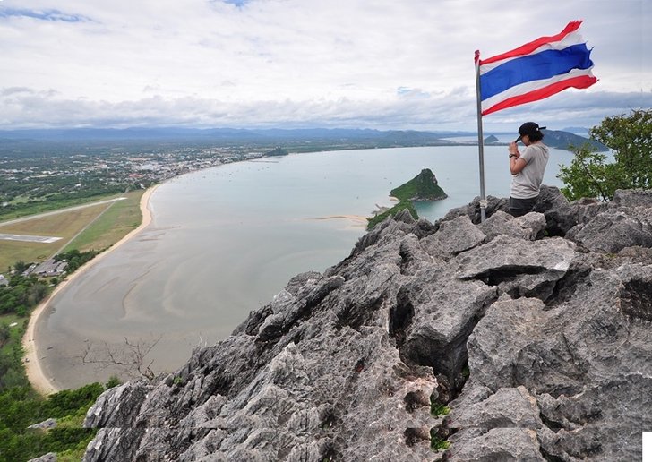 เมื่อนักวิ่งต้องปีนเขาวันฝนพรำ "เขาล้อมหมวก" | ชมวิว 5 อ่าวเมืองประจวบฯ