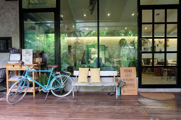 คาเฟ่ในสวนสุขุมวิท สไตล์อังกฤษ