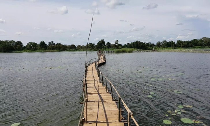 สะพานไม้ไผ่ข้ามบารายสวรรค์ แหล่งเช็คอินแห่งใหม่สุดชิลโคราช