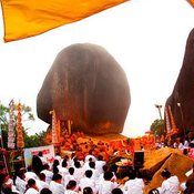 รอยพระพุทธบาทพลวง