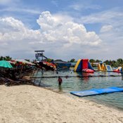 หาดเติมรัก สวนน้ำธรรมชาติแห่งนนทบุรี สถานที่พักผ่อนคลายร้อนสำหรับครอบครัว