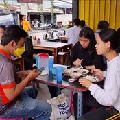 ข้าวแกง 15 บาทเมืองอุดรทานได้ไม่อั้นคนตกงานกินฟรี