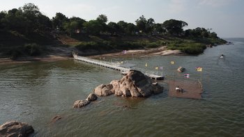 น้ำโขงลดต่ำสุดในรอบปี เผยให้เห็นรอยพระพุทธบาท 2,000 ปี โผล่ขึ้นกลางน้ำ อันซีนแห่งนครพนม