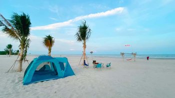 บ้านไม้บนหาด รีสอร์ทชะอำ ลานกางเต็นท์บนชายหาด บรรยากาศสุดมินิมอล