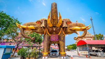 เคยเห็นกันไหม? ลอดท้องช้างแบบ Drive Thru ที่วัดบางจาก นนทบุรี