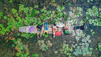 ตลาดน้ำทุ่งบัวแดง พิกัดถ่ายรูปสวยใกล้กรุงเทพฯ มีเวลาวันเดียวก็เที่ยวได้