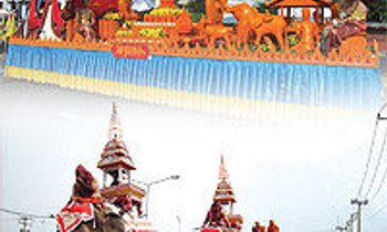 ตักบาตรบนหลังช้างหนึ่งเดียวในโลกที่ จ.สุรินทร์