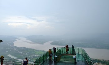 ชมความงามของสายหมอก บน Skywalk 'วัดผาตากเสื้อ' จ.หนองคาย