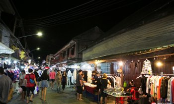 "กาดกองต้า" ถนนคนเดินมีมนต์เสน่ห์ ณ เมืองลำปาง