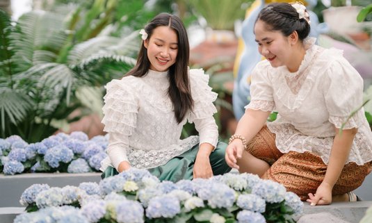 สงกรานต์ชื่นบาน..สุขสำราญชื่นใจ แต่งชุดไทย เช็กอินชมดอกไฮเดรนเยีย ที่ เพ ลา เพลิน จ.บุรีรัมย์