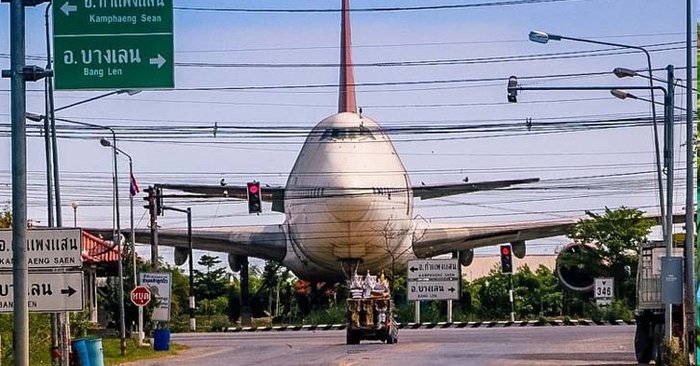 เครื่องบินยักษ์ Boeing 747 กลางถนน แลนด์มาร์คแห่งแยกลำลูกบัว นครปฐม