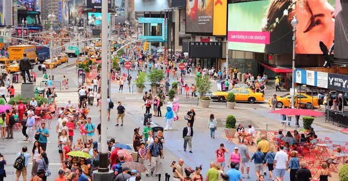ท่องเที่ยว New York คืนชีพ นักท่องเที่ยวเดินเล่นย่าน Time Square โดยไม่ต้องใส่แมสก์