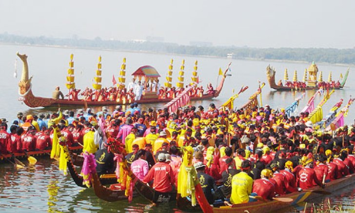 แข่งขันเรือยาวประเพณีชิงถ้วยพระราชทาน จ.พิจิตร