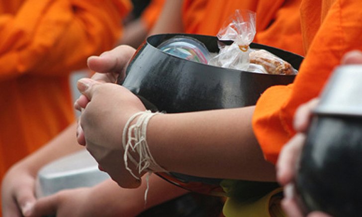 ประเพณีตักบาตรข้าวต้มลูกโยน สระบุรี