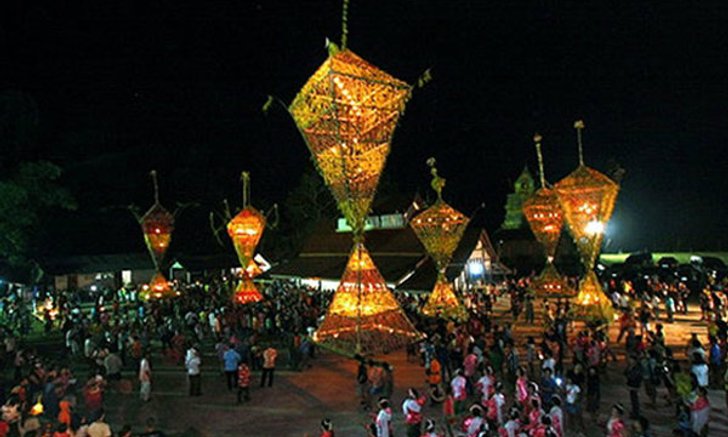 งานประเพณีสงกรานต์ และงานแห่ต้นดอกไม้บ้านแสงภา อ.นาแห้ว