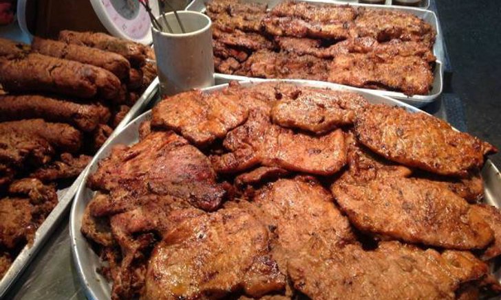 อร่อยต้องลอง 'หมูย่างน้ำผึ้งแม่สุมณฑา' หนึ่งร้านดังในตลาดนัดจตุจักร
