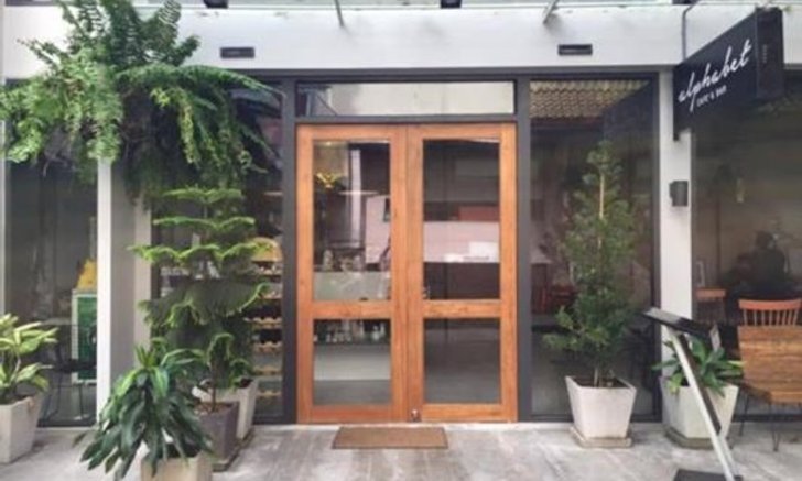 Alphabet Cafe & Bar คาเฟ่นั่งสบาย ย่านสาทร