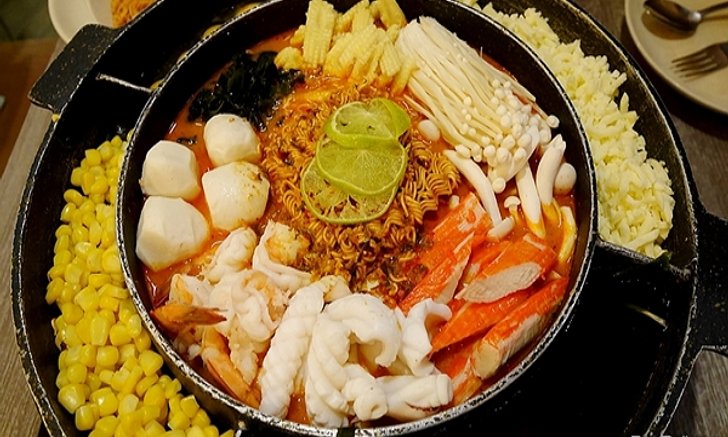 “มาม่าจานบิน” ฟินไม่หวงเครื่อง..ร้านแสนแซ่บ