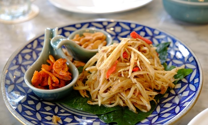 'ส้มตำภูเก็ต..หมี่ลวกแกงปู' เมนูเด็ดต้องห้ามพลาด 'ร้านชมจันทร์' จ. ภูเก็ต