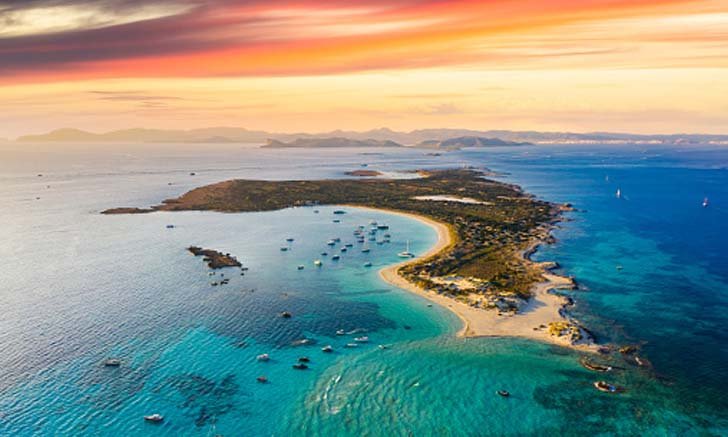 ส่องความมหัศจรรย์เกาะ Ibiza สถานที่ที่นักฟุตบอลดังจากทั่วโลกเลือกมาพักผ่อน