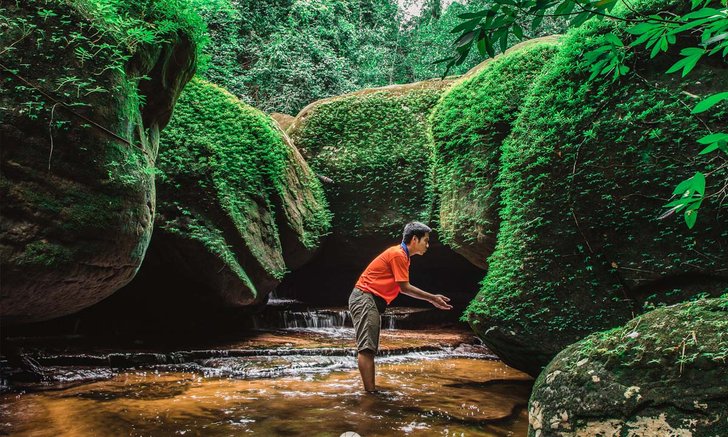 "หินโลมา" โลเคชันสุดน่ารักที่ซ่อนอยู่ในน้ำตกกินรี จังหวัดบึงกาฬ