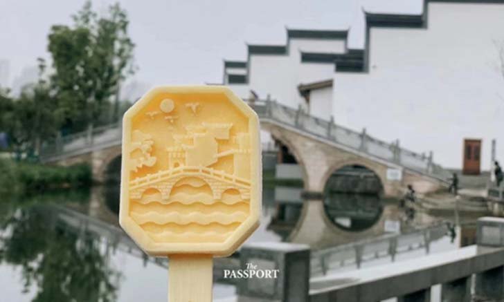เทรนด์ท่องเที่ยวในเมืองจีน ถ่ายรูปกับไอศกรีมบอกสัญลักษณ์