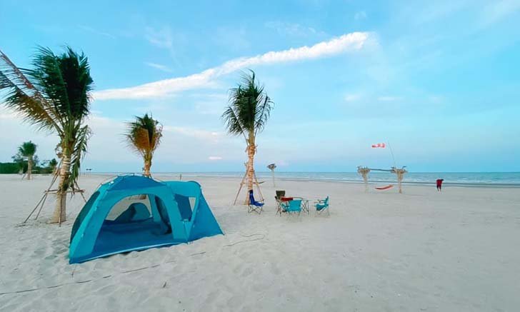 บ้านไม้บนหาด รีสอร์ทชะอำ ลานกางเต็นท์บนชายหาด บรรยากาศสุดมินิมอล