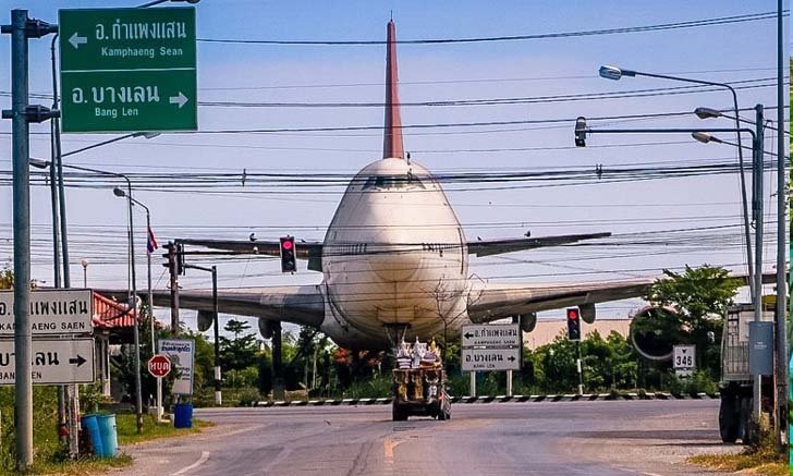 เครื่องบินยักษ์ Boeing 747 กลางถนน แลนด์มาร์คแห่งแยกลำลูกบัว นครปฐม