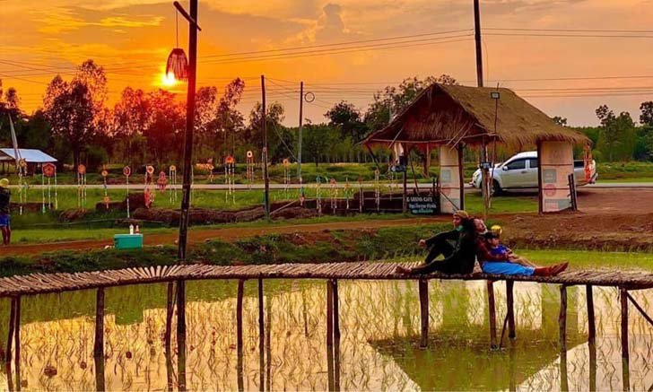 อีหลีนา คาเฟ่ของก้อง ห้วยไร่และแฟนสาว บรรยากาศสุดชิลกลางทุ่งนา