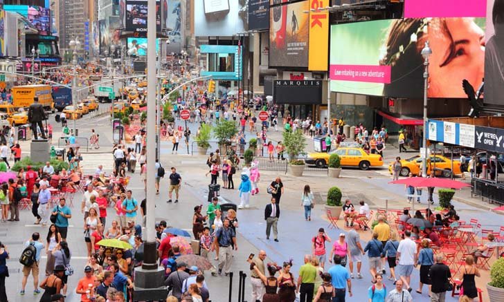 ท่องเที่ยว New York คืนชีพ นักท่องเที่ยวเดินเล่นย่าน Time Square โดยไม่ต้องใส่แมสก์