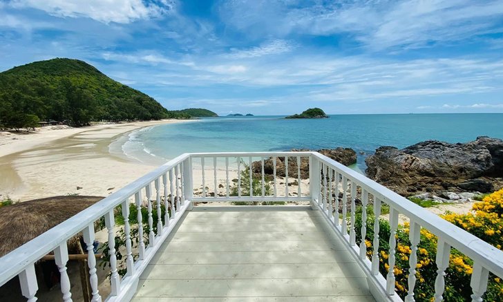 Curve Beach Cafe คาเฟ่สัตหีบ สุดชิคริมทะเล มุมถ่ายรูปปังริมหาดนางรำ