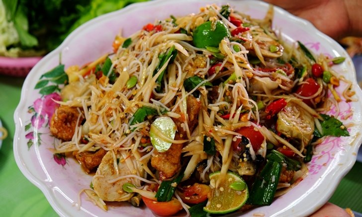 เผ็ดไส้แตก! "ส้มตำเจ๊ไก่" ร้านส้มตำสุดแซ่บ แห่ง อุดรธานี