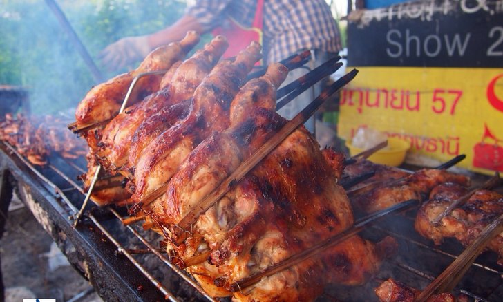 ข้าวเหนียว ไก่ย่าง อาหารธรรมดาที่แสนอร่อยจากข้างถนนติวานนท์