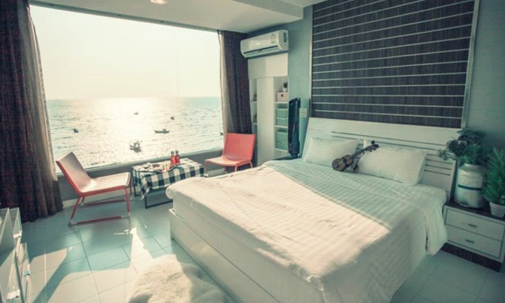 Marina Sea View Bangsaen ที่พักห้องกระจกมองวิวทะเลได้จากบนที่นอน