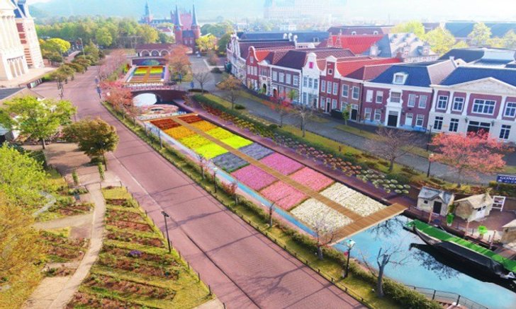 ชมความงามและอลังการของคลองดอกไม้สีรุ้งที่ยาวที่สุดในโลกได้ที่ Huis Ten Bosch