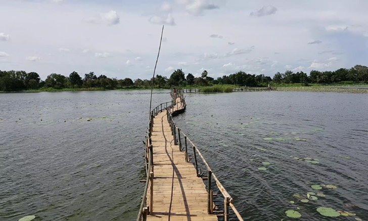 สะพานไม้ไผ่ข้ามบารายสวรรค์ แหล่งเช็คอินแห่งใหม่สุดชิลโคราช