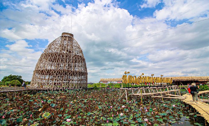 ตลาดน้ำสะพานโค้ง สุ่มปลายักษ์ แลนด์มาร์คแห่งใหม่สุพรรณบุรี