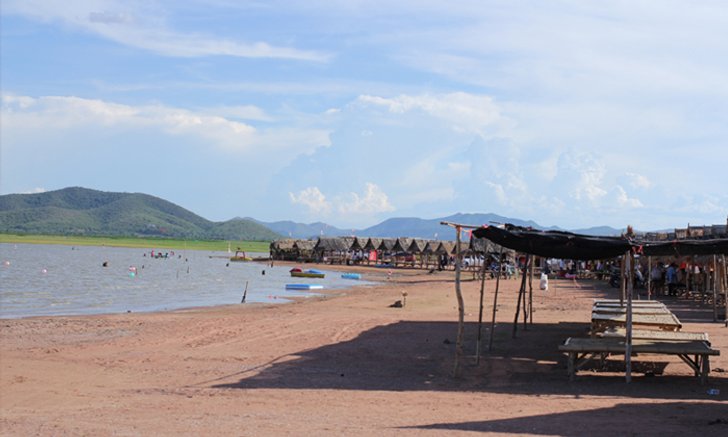 หาดทรายท้ายเขื่อนกระเสียว สวนน้ำธรรมชาติแห่งสุพรรณบุรี