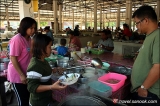 แม่ค้าขายก๋วยจั๊บญวน ในตลาดเช้า อ.โขงเจียม