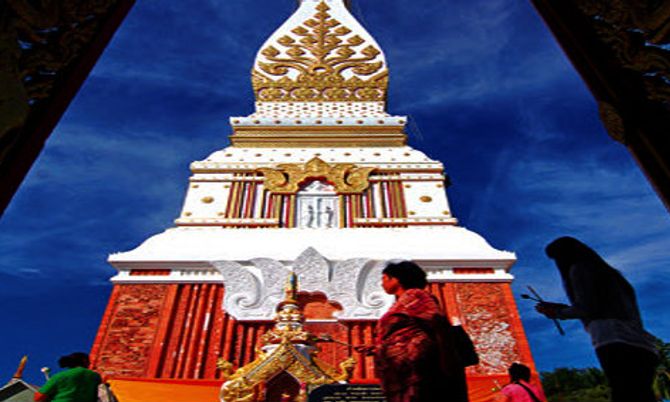 เยือนถิ่นอีสานเหนือ กลับมาพระธาตุพนมอีกครั้ง