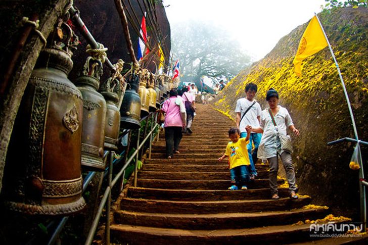 นมัสการปิดทองรอยพระพุทธบาทเขาคิชฌกูฏ