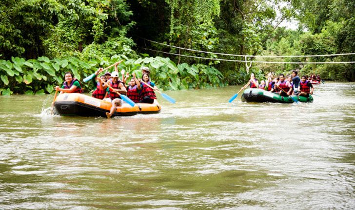 สนุกสุดฉ่ำ! ล่องเรือยางท่ามกลางธรรมชาติที่แก่งกระจาน