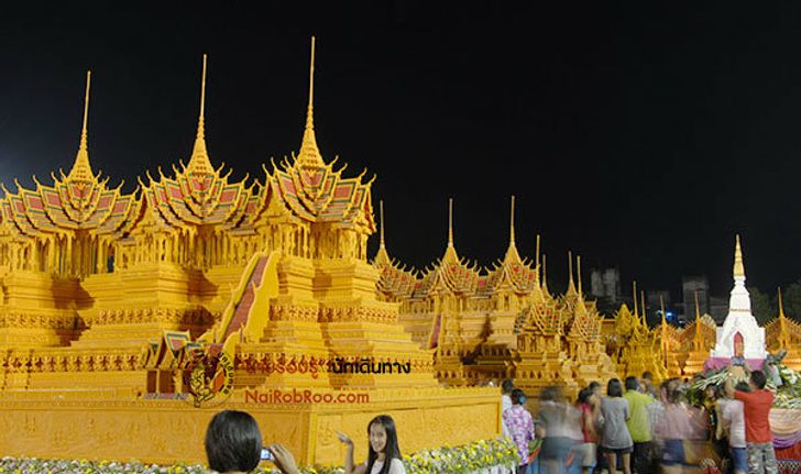 ประเพณีไหลเรือไฟ-แห่ปราสาทผึ้ง : งานบุญที่ยิ่งใหญ่แห่งอีสาน