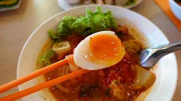 “รวยแซ่บ ก๋วยเตี๋ยวต้มยำไข่หวาน” รสชาติต้มยำ แซ่บซี๊ด ถึงใจ!