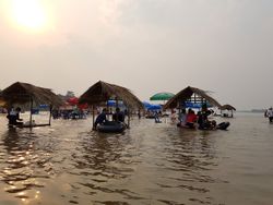 น้ำโขงขึ้นเป็นโอกาส แห่สัมผัสนั่งเก้าอี้แช่น้ำที่หาดบ้านท่ามะเฟือง