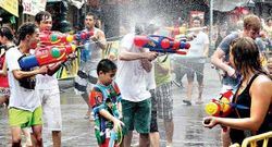 สารพัดวิธี “เล่นน้ำ” มีแบบไหนบ้างในช่วงเทศกาล “สงกรานต์” สยามประเทศไทย