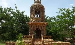 งดงาม แปลกตา 'หอระฆัง' ที่สร้างจากโอ่ง 8,500 ใบ จ. มหาสารคาม