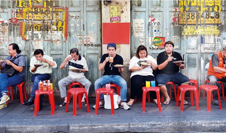 STREET FOOD BKK.. ร้านริมทางแต่อร่อยและคอยนาน